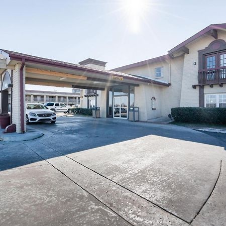 Oyo Hotel Tulsa N Sheridan Rd & Airport Exterior photo