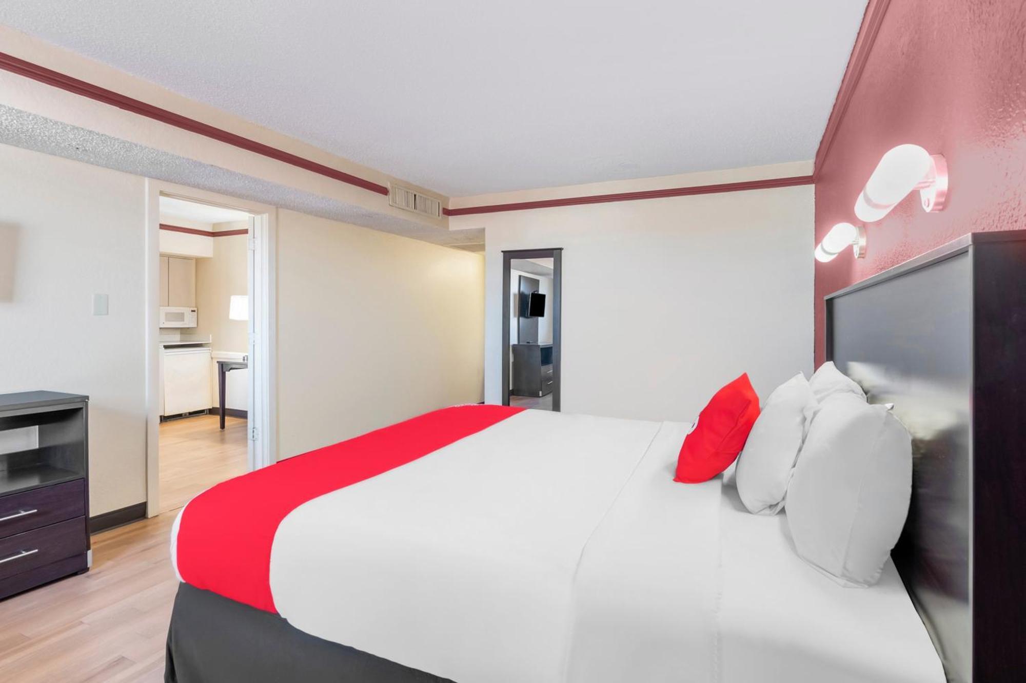 Oyo Hotel Tulsa N Sheridan Rd & Airport Exterior photo